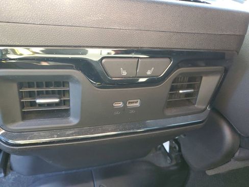 Used 2022 GMC Sierra 1500 AT4 w/ AT4 Premium Package AWD/4WD image 11