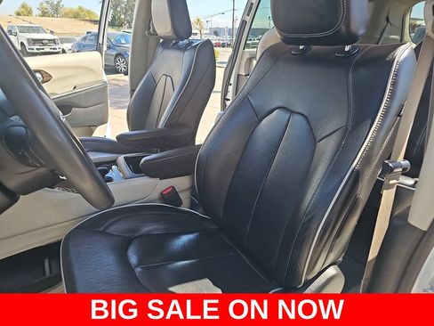 Used 2023 Chrysler Pacifica Limited FWD image 16