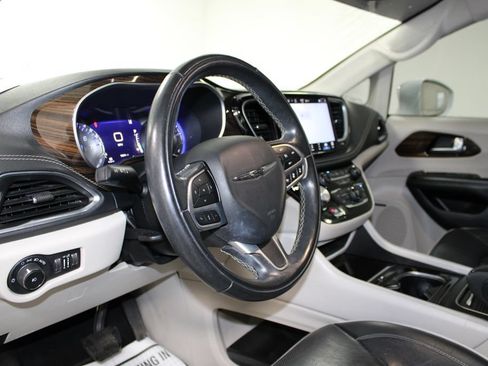 Used 2022 Chrysler Pacifica Limited FWD image 24