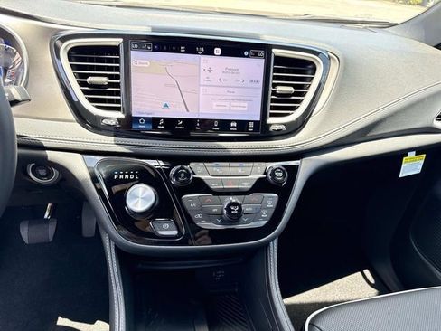 New 2027 Chrysler Pacifica Limited FWD image 30