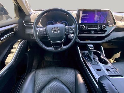 Used 2023 Toyota Highlander Limited FWD image 5