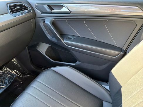 Used 2022 Volkswagen Tiguan SE R-Line image 30