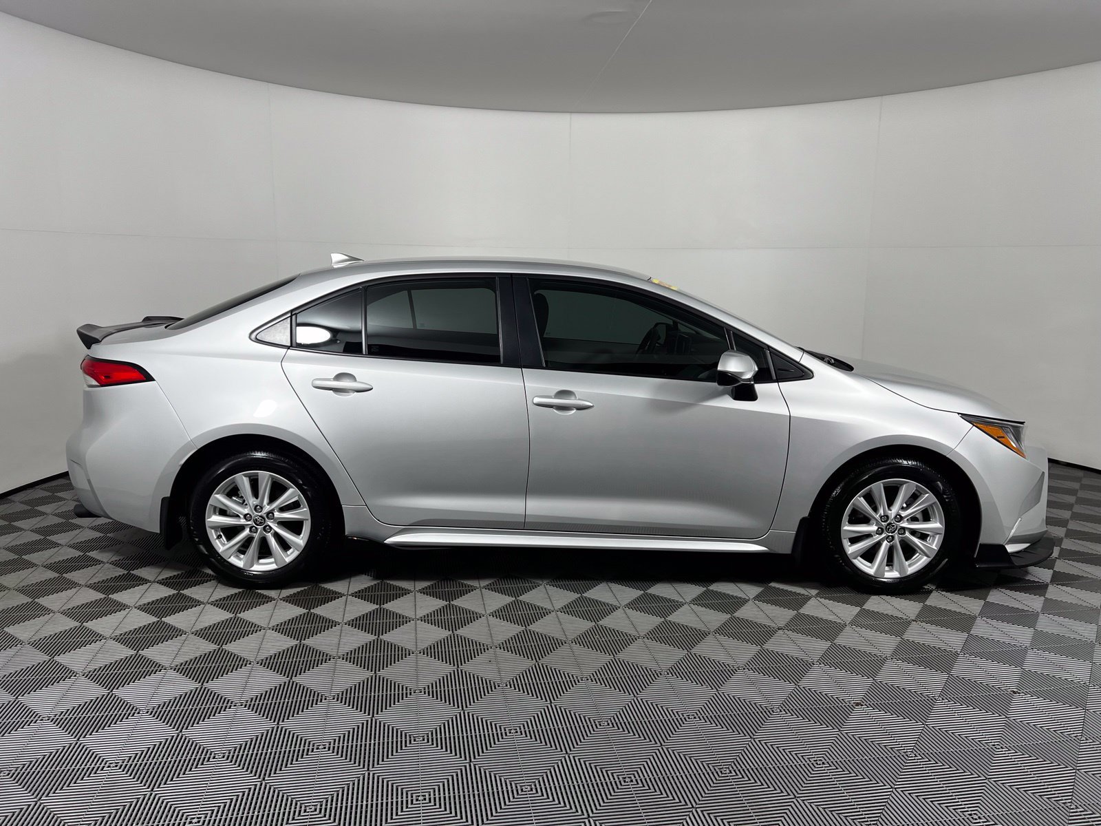 Used 2025 Toyota Corolla LE w/ LE Premium Package FWD image 4