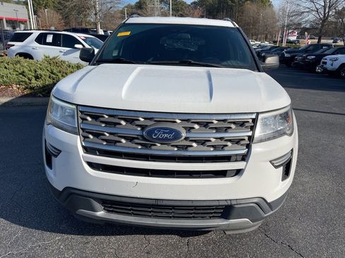 Used 2018 Ford Explorer XLT image 3