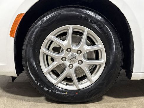 Used 2023 Chrysler Pacifica Touring-L FWD image 27