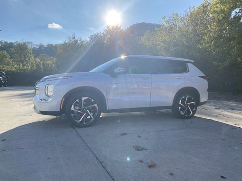 New 2025 Mitsubishi Outlander SE AWD/4WD image 2