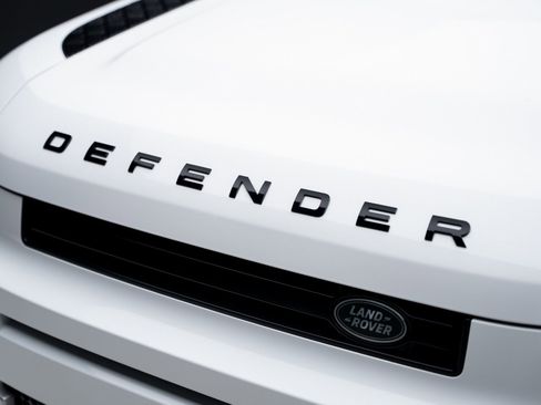 Used 2023 Land Rover Defender 130 SE image 13