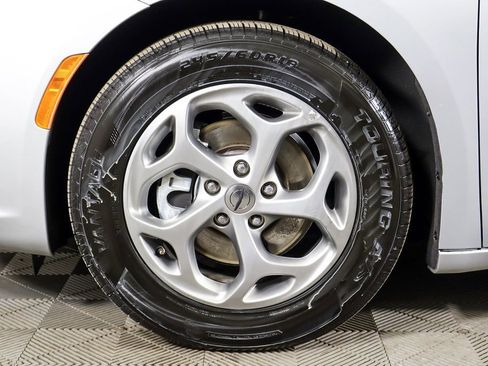 Used 2024 Chrysler Pacifica Limited FWD image 27