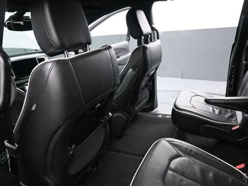 Used 2025 Chrysler Pacifica Limited image 15