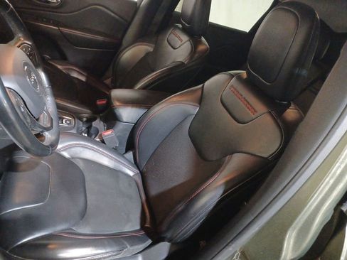 Used 2019 Jeep Cherokee Trailhawk image 13