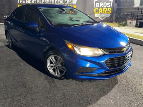 Used 2017 Chevrolet Cruze LT w/ Convenience Package image 2