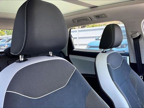 Used 2025 Volkswagen Taos SE w/ Panoramic Sunroof Package FWD image 22