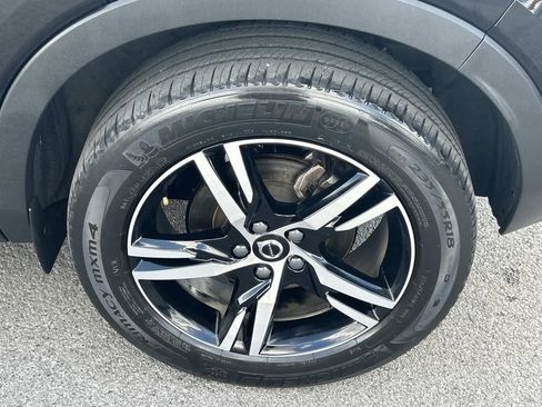 Used 2023 Volvo XC40 B5 Plus AWD/4WD image 19