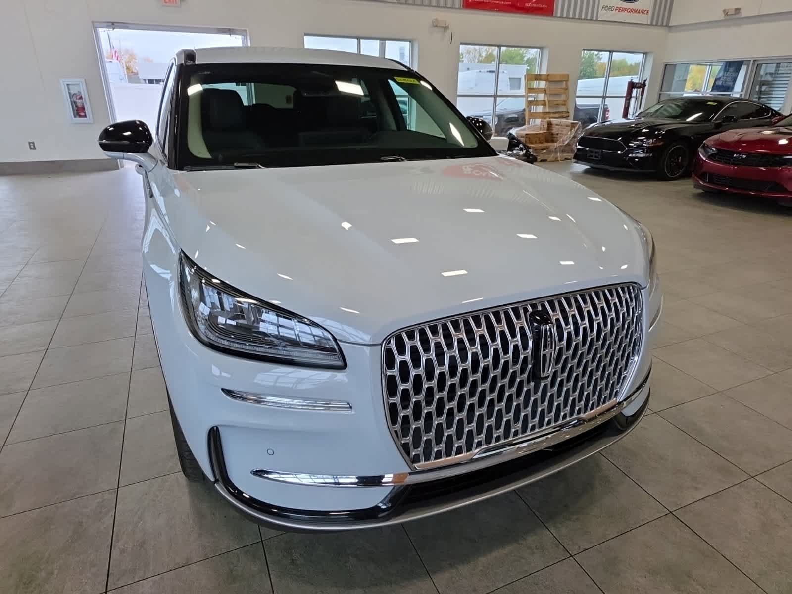 Used 2025 Lincoln Corsair AWD image 3