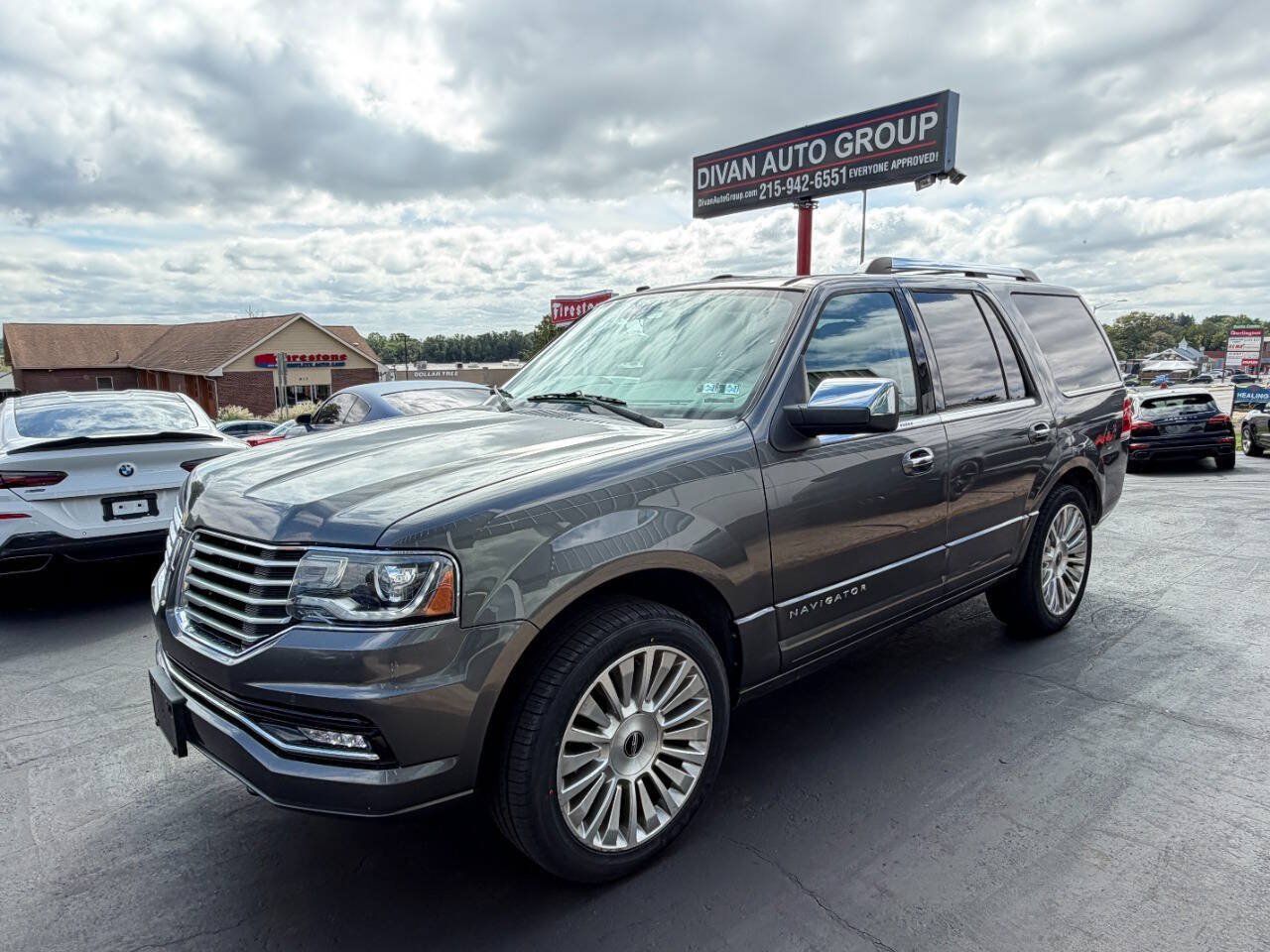Used 2016 Lincoln Navigator Select RWD image 4