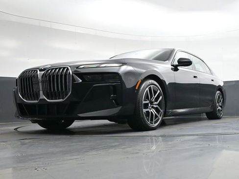 Used 2025 BMW 760i xDrive w/ Luxury Rear Seating Package image 34