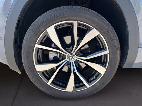 Certified 2025 Volkswagen Atlas SEL Premium R-Line image 18