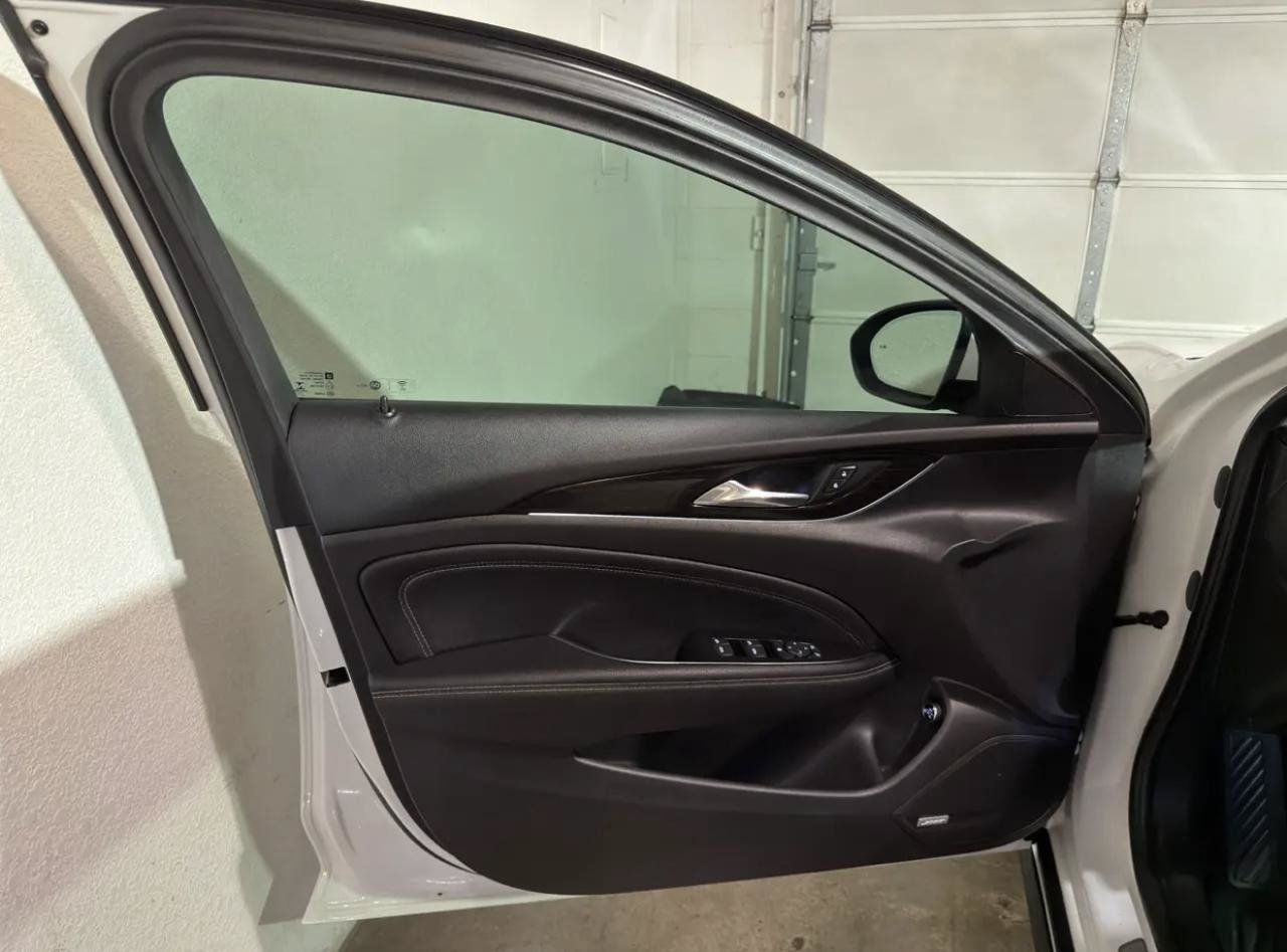 Used 2018 Buick Regal Essence w/ Driver Confidence Package #1 AWD/4WD image 8