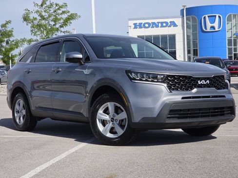 Used 2022 Kia Sorento LX FWD image 2