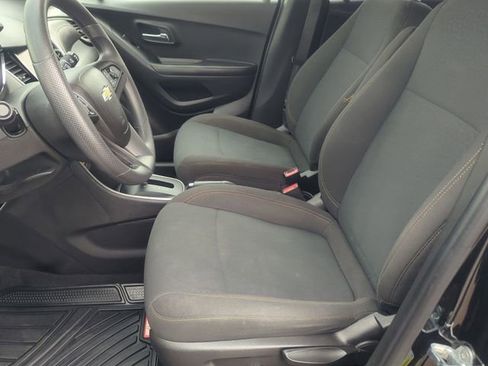 Used 2022 Chevrolet Trax LS w/ Tint and Cruise Package AWD/4WD image 11