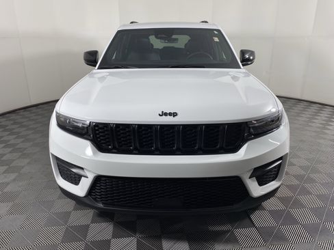 New 2025 Jeep Grand Cherokee Altitude image 12