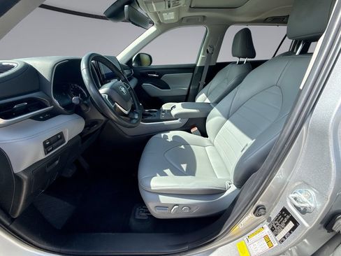 Used 2024 Toyota Highlander XLE FWD image 30