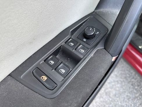 Used 2018 Volkswagen Tiguan S image 16