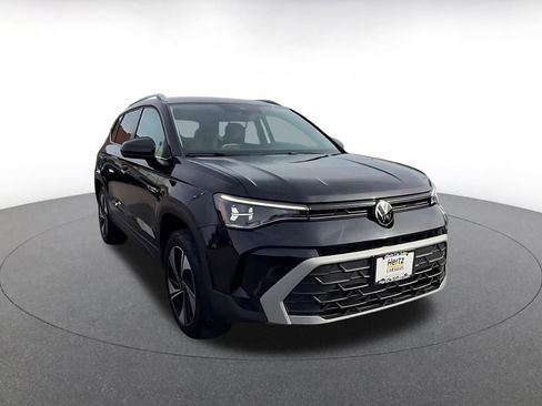 Used 2025 Volkswagen Taos SE image 3