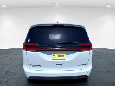 Used 2025 Chrysler Pacifica Limited FWD image 7