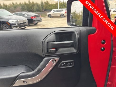 Used 2016 Jeep Wrangler Unlimited Rubicon w/ Connectivity Group image 15