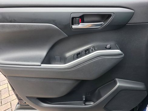 Certified 2024 Toyota Highlander XLE image 29