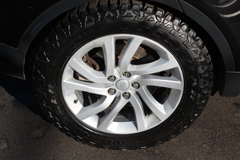 Used 2017 Land Rover Discovery HSE AWD/4WD image 28