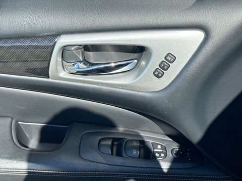 Used 2020 Nissan Pathfinder SL FWD image 14