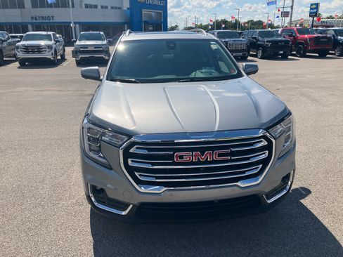 Used 2024 GMC Terrain SLT w/ Tech Package FWD image 2