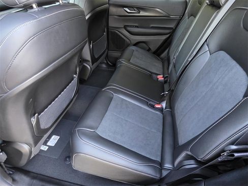 New 2025 Jeep Grand Cherokee Altitude image 9