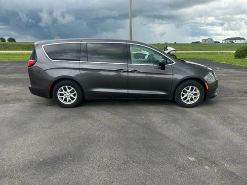 Used 2017 Chrysler Pacifica Touring FWD image 6