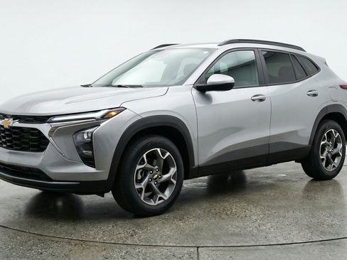Used 2025 Chevrolet Trax LT w/ LT Convenience Package FWD image 3