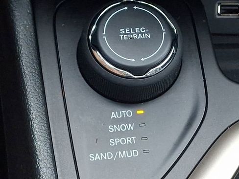 Used 2018 Jeep Cherokee Limited AWD/4WD image 26
