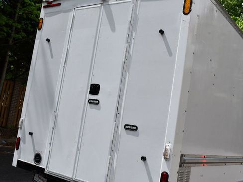 Used 2017 GMC Savana 4500 image 10