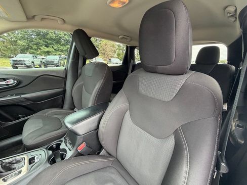 Used 2015 Jeep Cherokee Latitude w/ Cold Weather Group AWD/4WD image 7