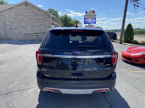 Used 2017 Ford Explorer XLT w/ Equipment Group 202A AWD/4WD image 7