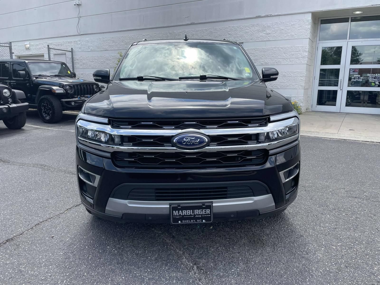 Used 2024 Ford Expedition Limited AWD/4WD image 2