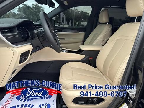 Used 2023 Jeep Grand Cherokee L Limited w/ Luxury Tech Group II AWD/4WD image 9