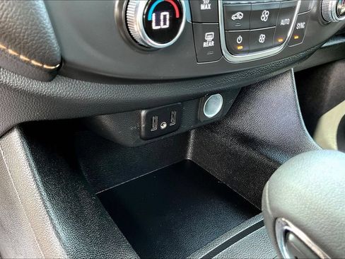 Used 2021 Chevrolet Traverse LS FWD image 18