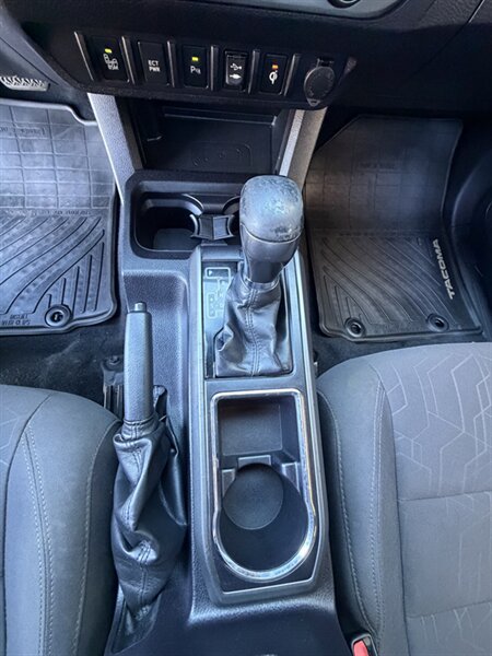 Used 2016 Toyota Tacoma TRD Sport AWD/4WD image 36