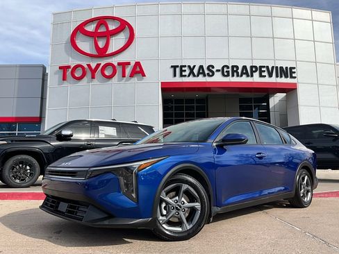 Used 2025 Kia K4 LXS image 2