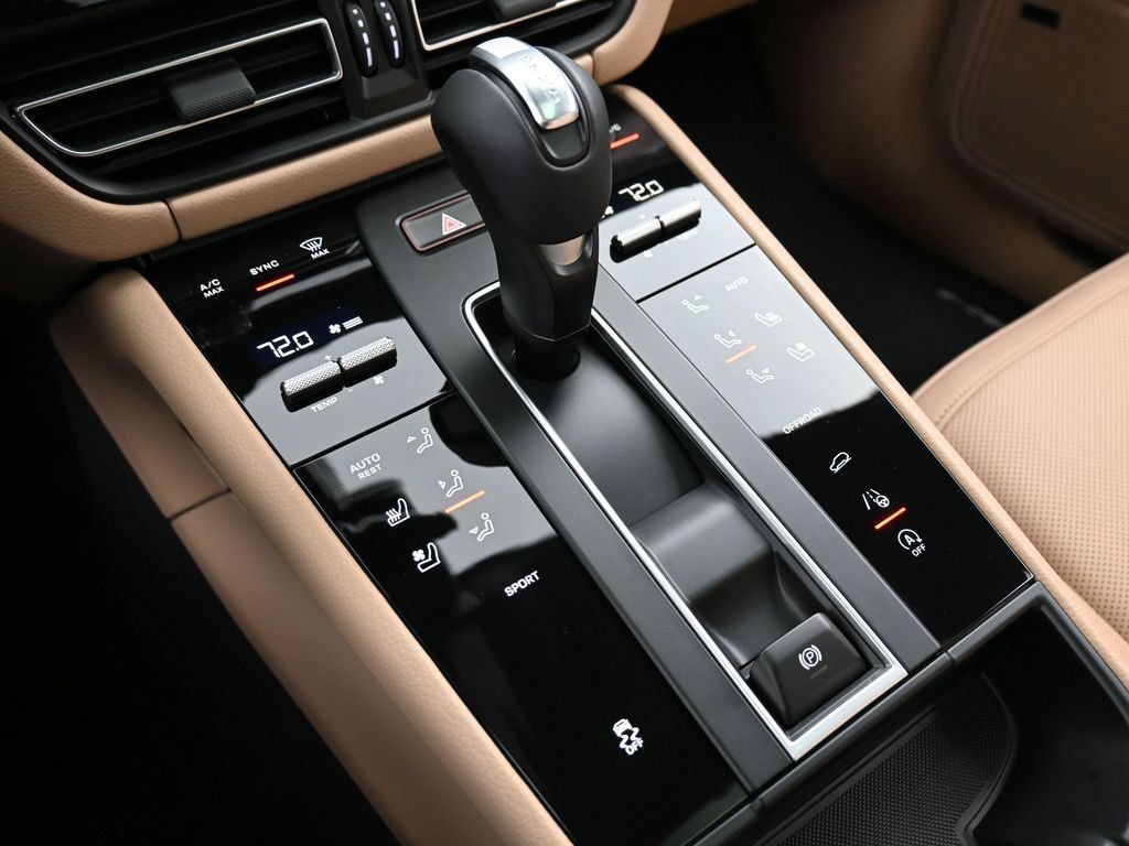 Certified 2026 Porsche Macan AWD/4WD image 22