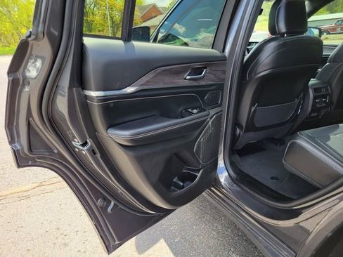Used 2022 Jeep Grand Cherokee Overland AWD/4WD image 23