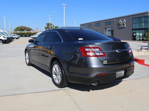 Used 2019 Ford Taurus SE image 3