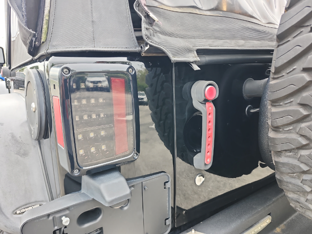 Used 2013 Jeep Wrangler Unlimited Sahara w/ Connectivity Group AWD/4WD image 15